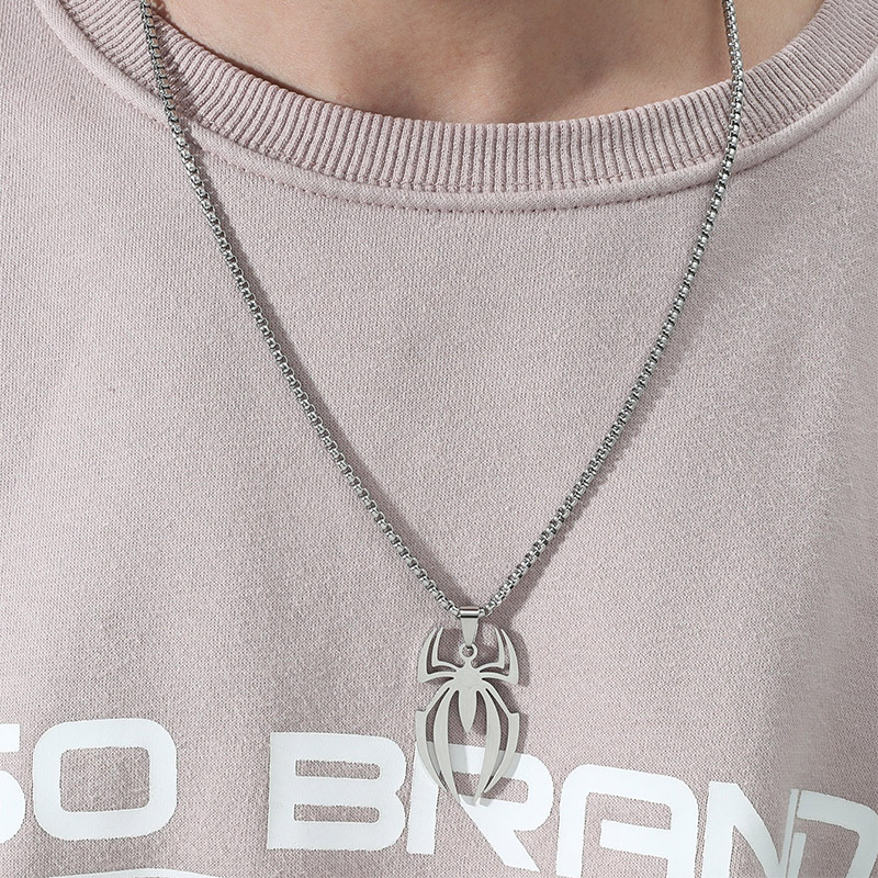 Collar de superhéroe con Logo  - Men Accessories Logo reseña y precio